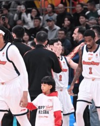 yl23455永利官网登录-萨林杰半场7中1得到2分5篮板，萨姆纳6中1得到3分3篮板