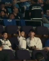 马龙全家都来了！一家四口现身首体现场观战CBA总决赛G4