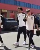 记者：卢克肖跟球队抵达老特拉福德，他将进入曼联大名单